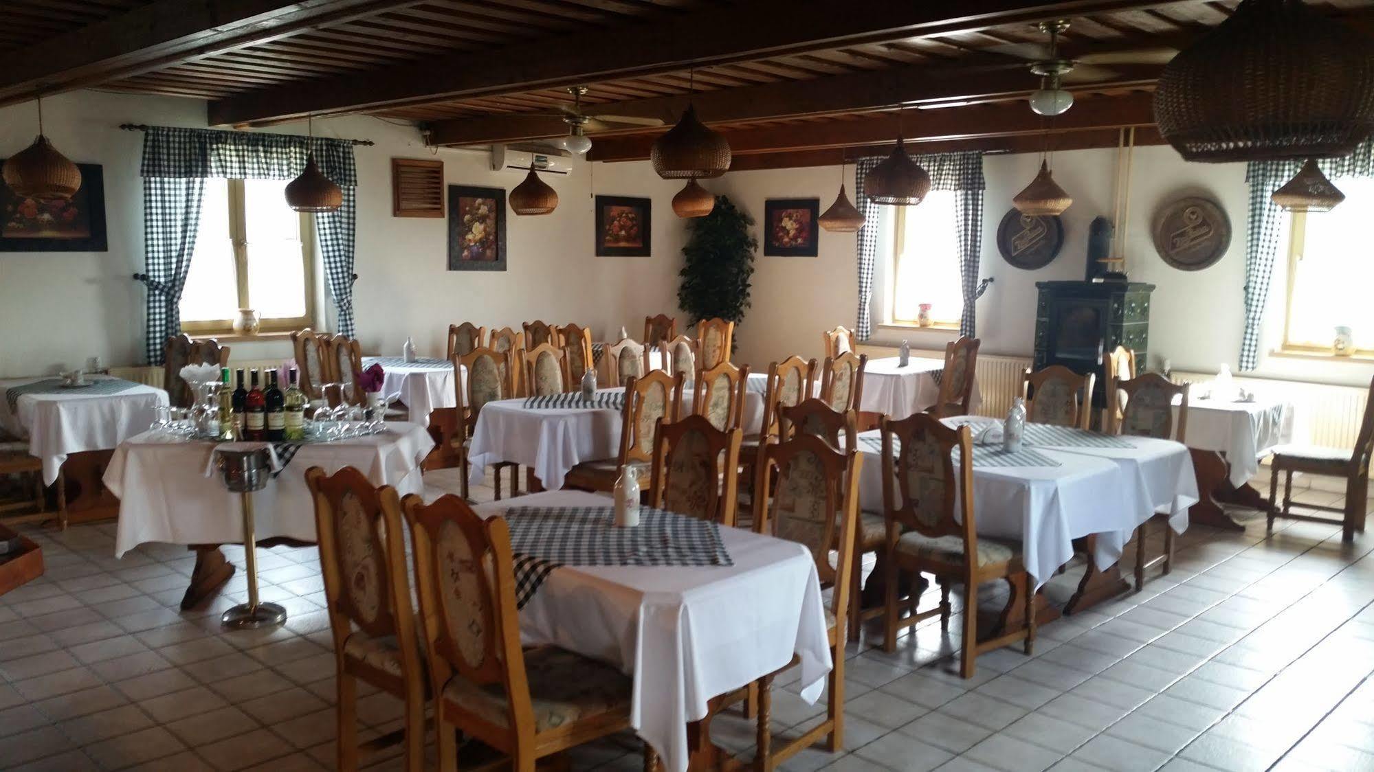 Hotel Carpatia Bratislava Buitenkant foto